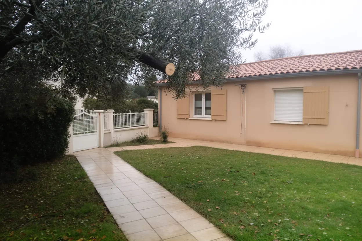 Jardin de Rognonas dégagé après démontage et broyage des branches
